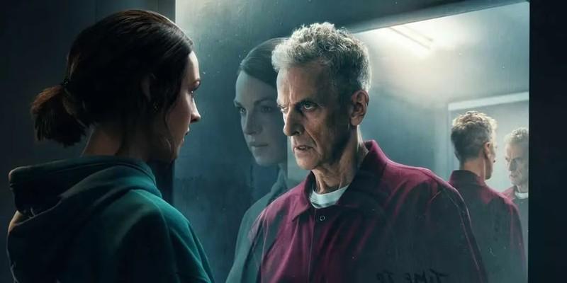 لوسی (جسیکا رین) از پنجره به گیدئون (پیتر کاپالدی) در The Devil's Hour، یک سریال Prime Video کمتر دیده شده، خیره شده است.