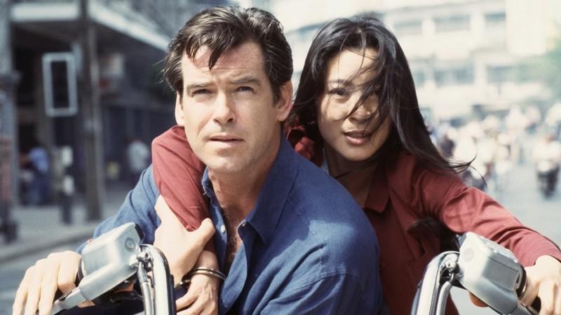 Bond and Wai Lin ride a motorcycle in Tomorrow Never Dies, یک صحنه اکشن نجات بخش James Bond