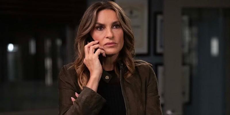 الیویا بنسون نگران در حال مکالمه تلفنی در Law & Order: SVU فصل 27 قسمت 2 و تاثیر آن بر سقوط Olivia Benson در Law & Order: SVU