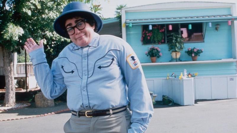 جولیا سوینی در نقش پت در It's Pat - Quentin Tarantino و It's Pat