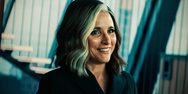 جولیا لوئیس-درایفوس در حال لبخند زدن در نقش والنتینا آلگرا د فونتین در Thunderbolts* (2025)، او از بهترین بدمن های MCU 2025 است.