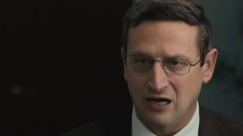 Tim Robinson در نقش Ron Trosper، با نگاهی مصمم در The Chair Company سریال متفاوت.