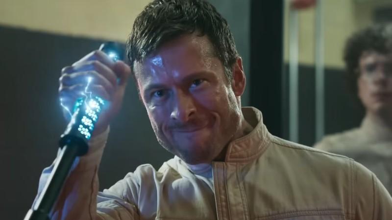 بن ریچاردز در حالی که یک باتوم شوکر پلیس رو تو فیلم The Running Man می قاپه، صورتش رو در هم می کشه. The Running Man توضیح پایان