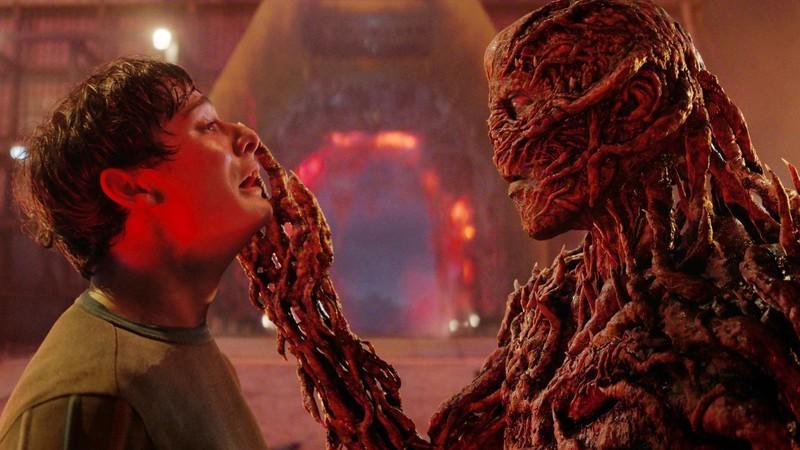 وِکنا با ظاهر جدید Vecna Stranger Things 5 در حال گرفتن صورت ویل بایِرز در فصل 5، قسمت 1 سریال Stranger Things