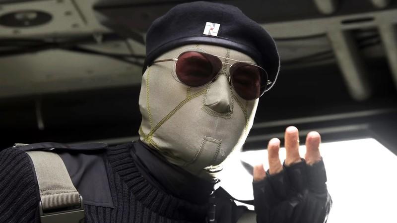 مک کون با بازی لی پیس در حال فرستادن بوسه از هلیکوپتر تو فیلم The Running Man. The Running Man توضیح پایان