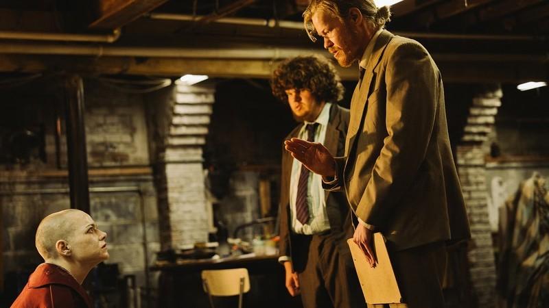 جسی پلمونز در حال تحقیر اِما اِستوُن در Bugonia انتقام زنانه