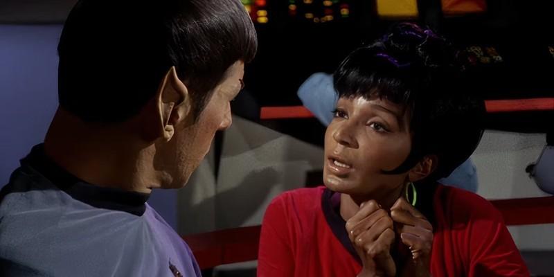 غیبت Uhura در Star Trek: نیشل نیکولاس در نقش اوهورا در حال صحبت با اسپوک