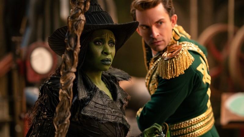 Jonathan Bailey as Fiyero looking over his shoulder near Cynthia Erivo as Elphaba in Wicked For Good - بهترین آهنگ های Wicked: For Good