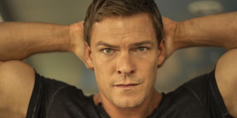 Reacher (آلن ریچسون) با دست هایش پشت سرش در فصل 1، قسمت 1 Reacher. داستان متفاوت Reacher فصل 4