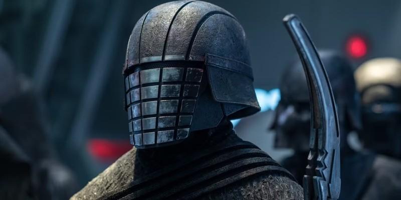 ویکرول از قوی ترین Knights of Ren در Star Wars که کلاهخود خود را به سر دارد