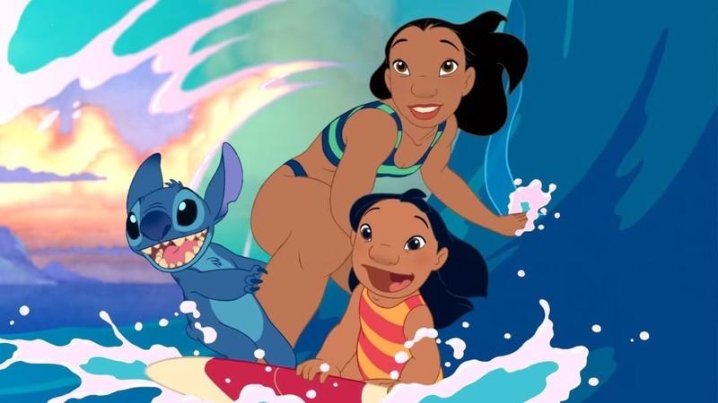 لیلو، استیچ، و نانی در حال موج سواری در Lilo & Stitch (2002)، یکی از فیلم های پرفروش انیمیشن