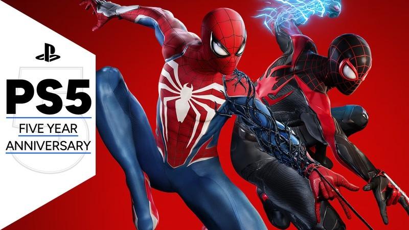 هنر اصلی Spider-Man 2 که پیتر پارکر و مایلز مورالس را در حال آماده شدن برای مبارزه در حین تاب خوردن با تار بر روی یک پس و زمینه قرمز نشان می دهد، همراه با قاب پنج سالگی PS5 GamesRadar+ در کنار – بازوی پیتر توسط سیمبیوت سیاه تسخیر شده، در حالی که مایلز در حال آماده کردن یک شارژ سمی است.