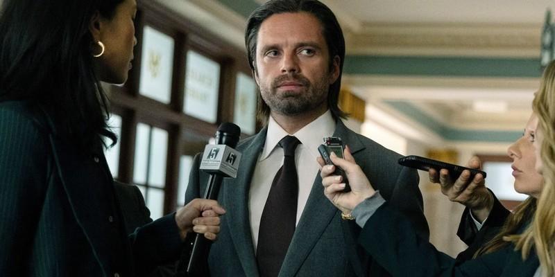 باکی بارنز در حال نگاه کردن به خارج از قاب با میکروفون هایی در کنارش در Thunderbolts، نمادی از پایان اشتباه مارول درباره Sebastian Stan