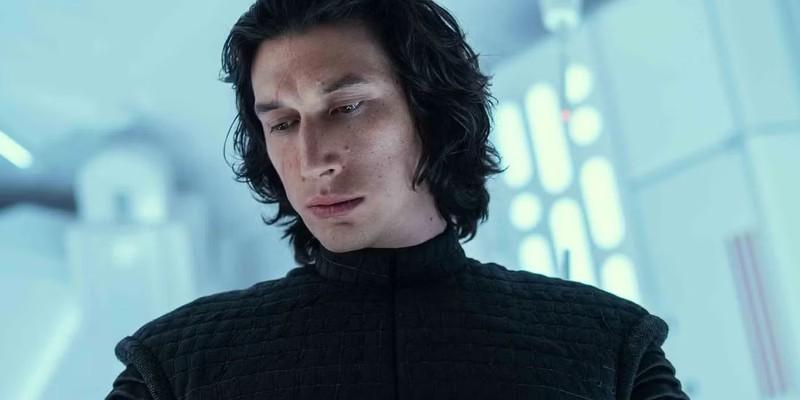 کایلو رن در حال خیره شدن به ماسک دارث ویدر در Rise of Skywalker، طرحی برای سریال های Star Wars بعد از Ahsoka