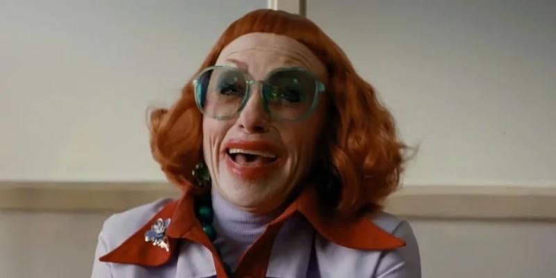 Aunt Gladys کیست Weapons: خاله گلادیس در Weapons می خندد