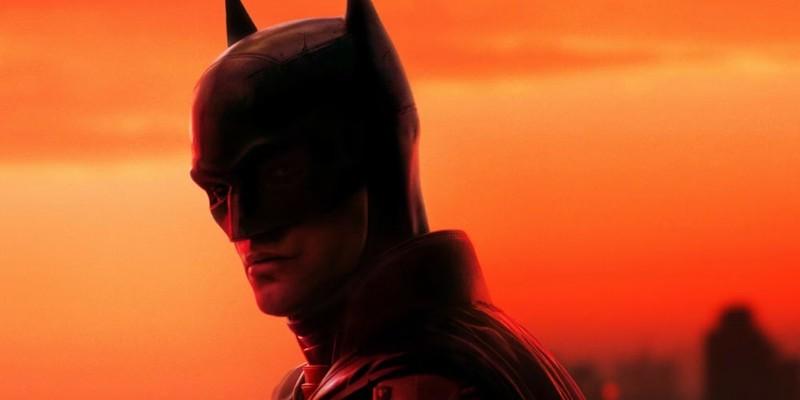 رابرت پتینسون در نقش بتمن بر فراز ساختمانی در شهر گاتهام ایستاده است - تحلیل فیلم The Batman