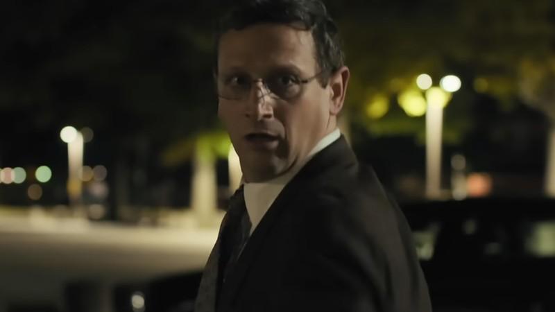 Tim Robinson در نقش Ron Trosper، در حالی که در حال فرار است، به پشت سرش نگاه می کند در The Chair Company سریال متفاوت.