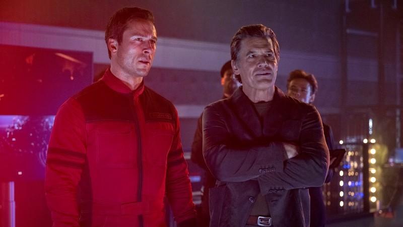 ارتباط The Running Man و It: ریچاردز در لباس یکسره اش در حال صحبت با کیلیان در The Running Man