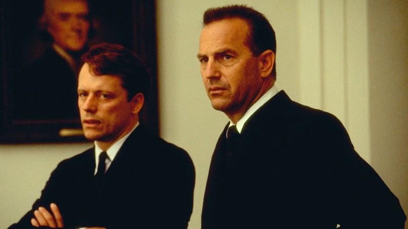 کنت او'دانل (نقش آفرینی کوین کاستنر) در فیلم Thirteen Days، از فیلم های غیر وسترن کوین کاستنر، کنار بابی کندی ایستاده است.