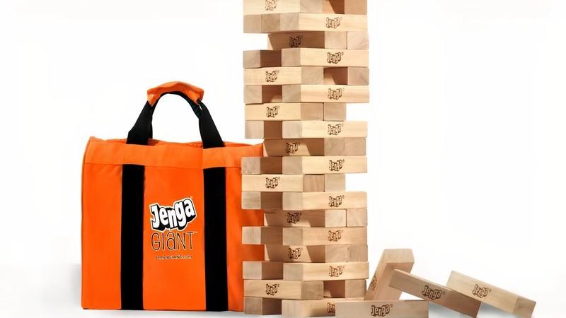نگهداری بازی رومیزی: Jenga Giant در کنار کیسه نگهداری اش روی هم چیده شده.