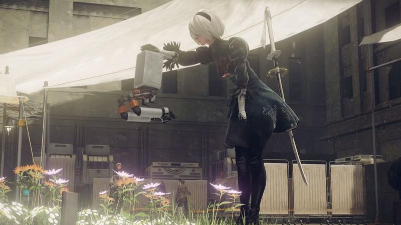 2B در حال نوازش سر یک ربات در Nier: Automata. دلیل لغو پروژه های عجیب یوکو تارو
