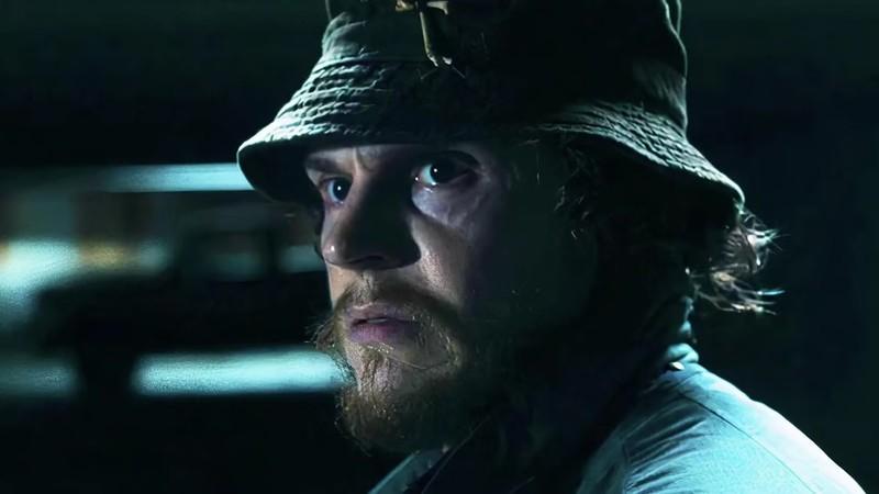 رالف بونر کلاهی بر سر دارد در حالی که مخفیانه در پارکینگ Agatha All Along است - قهرمانان هدررفته Marvel