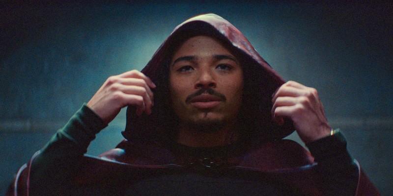 پارکر رابینز (آنتونی راموس) در حال پوشیدن هود خود در فصل اول Ironheart، یکی از بهترین بدمن های MCU 2025.