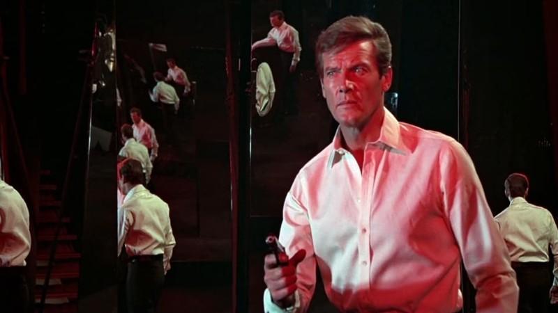 Bond points his pistol while surrounded by mirrors in The Man with the Golden Gun, یک صحنه اکشن نجات بخش James Bond