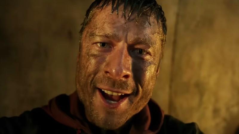 گلن پاول در صحنه ای از The Running Man مستقیما به دوربین نگاه می کند - تفاوت فیلم و کتاب The Running Man