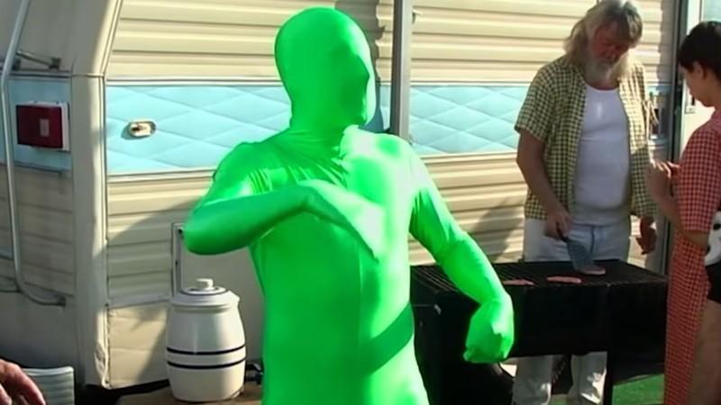 گرین من در یک مهمانی tailgate در It's Always Sunny in Philadelphia - بازگشت Green Man در It's Always Sunny