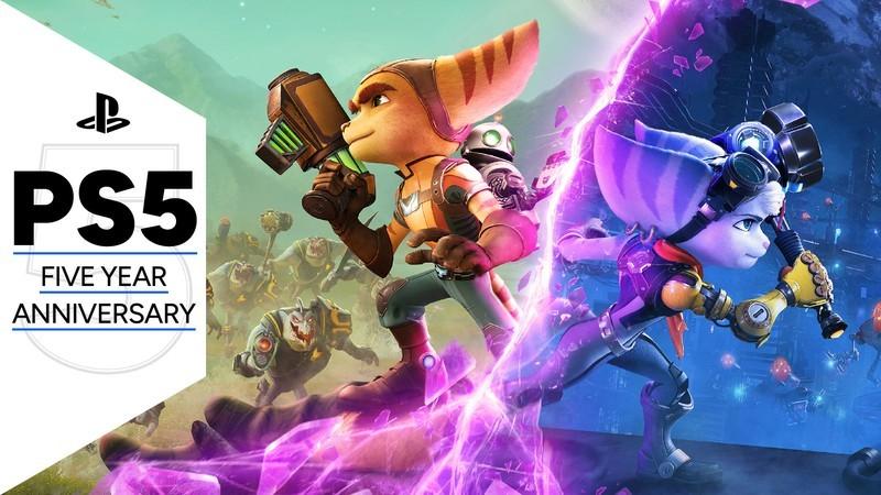 تصویر اصلی بازی Ratchet &amp;amp; Clank: Rift Apart که Ratchet و Rivet را در حال مبارزه پشت به پشت با دشمنان، اما در ابعاد مختلف، با قاب پنج سالگی PS5 GamesRadar+ در کنار نشان می دهد.