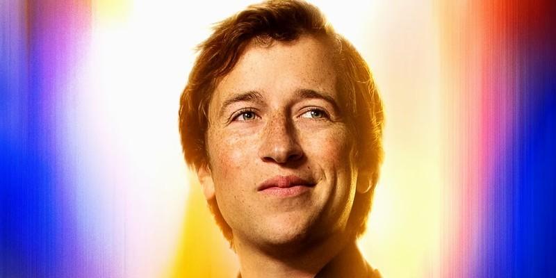 سریال DC Crime: جیمی اولسن در تصویر تبلیغاتی رسمی برای Superman 2025 لبخند می زند