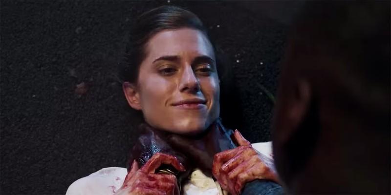 کریس (دنیل کالویا) در حال خفه کردن رز (آلیسون ویلیامز) در پایان Get Out، یکی از پایان های تلخ فیلم ترسناک.