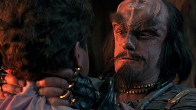 کروگ، کرک را در Star Trek III: The Search for Spock خفه می کند، نمایشگر تاثیر Christopher Lloyd بر Klingon.