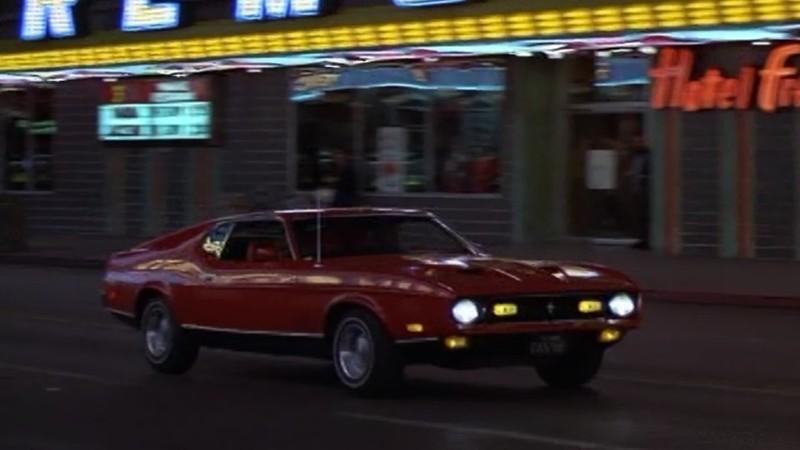 Bond drives his Mustang down the Las Vegas strip in Diamonds are Forever, یک صحنه اکشن نجات بخش James Bond