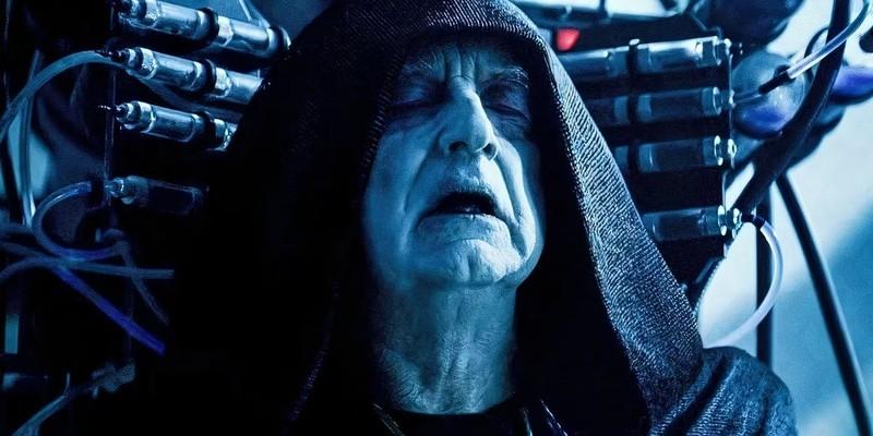 کلون امپراتور پالپاتین، یکی از Star Wars شخصیت های زنده شده، روی تختش در The Rise of Skywalker