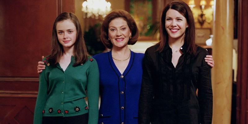 روری (الکسیس بلدل)، امیلی (کلی بیشاپ)، و لورلای (لورن گراهام) در عمارت امیلی در Gilmore Girls لبخند می زنند. پیشنهاد Lauren Graham برای Gilmore Girls