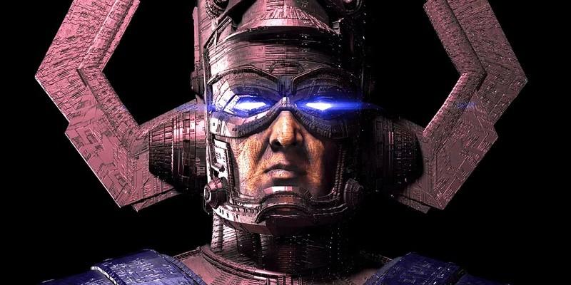 Galactus رالف اینسون با چشمان درخشانش به دوربین نگاه می کند در The Fantastic Four First Steps، نمادی از قدرت Galactus در Fantastic Four