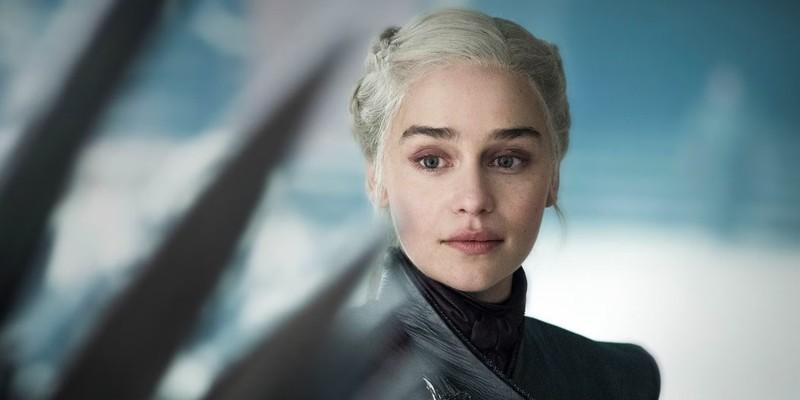 دنریس تارگرین (Daenerys Targaryen) در حال خیره شدن به تخت آهنین در فینال فصل 8 Game of Thrones