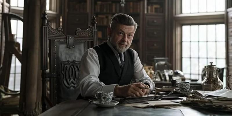 آلفرد پنی ورث داخل برج وین در The Batman - تحلیل فیلم The Batman