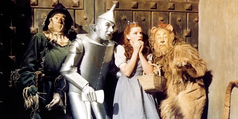 مترسک، مرد آهنی، دوروتی و شیر بزدل در کنار در در فیلم The Wizard of Oz پربیننده کز کرده اند.