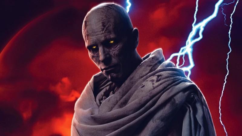 Gorr The God Butcher با بازی کریستین بیل، یکی از شخصیت های خراب شده MCU، در تاریکی و در محاصره رعد و برق در Thor Love and Thunder ایستاده است