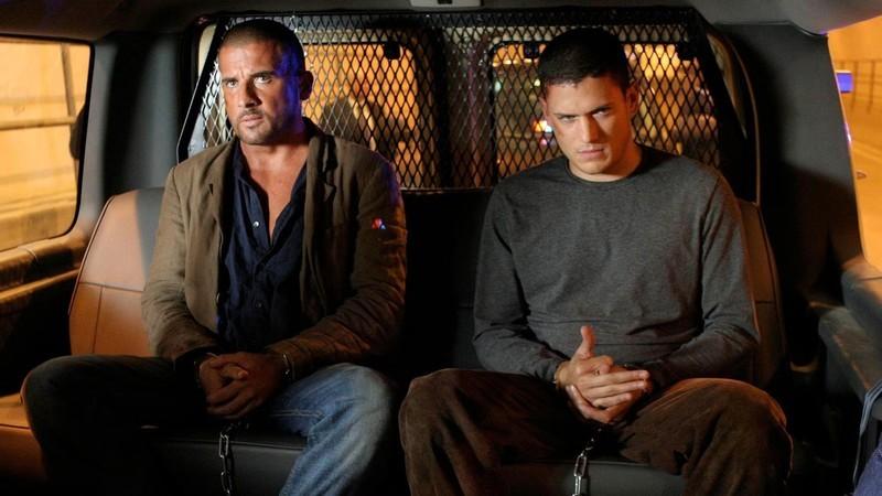 لینکلن و مایکل در پشت ون زندان دستبند زده شده اند در بهترین سریال تریلر طولانی