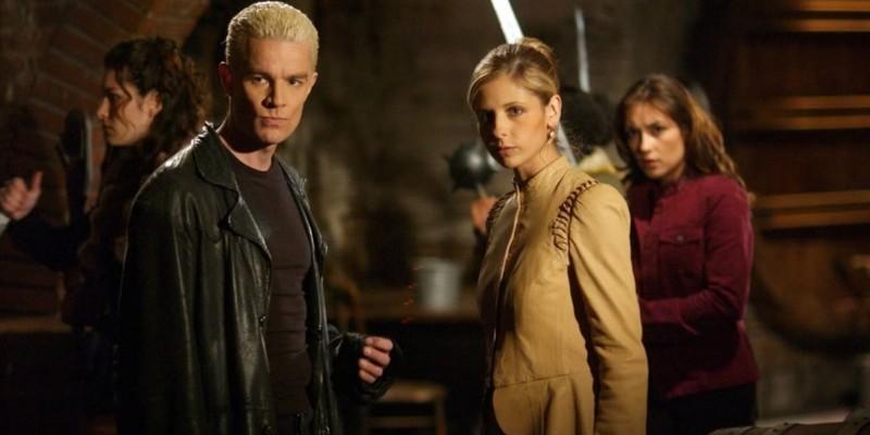 Spike, Buffy, and Kennedy staring at an off-screen enemy in Buffy the Vampire Slayer season 7 2160. Chloé Zhao و بازگشت Spike.