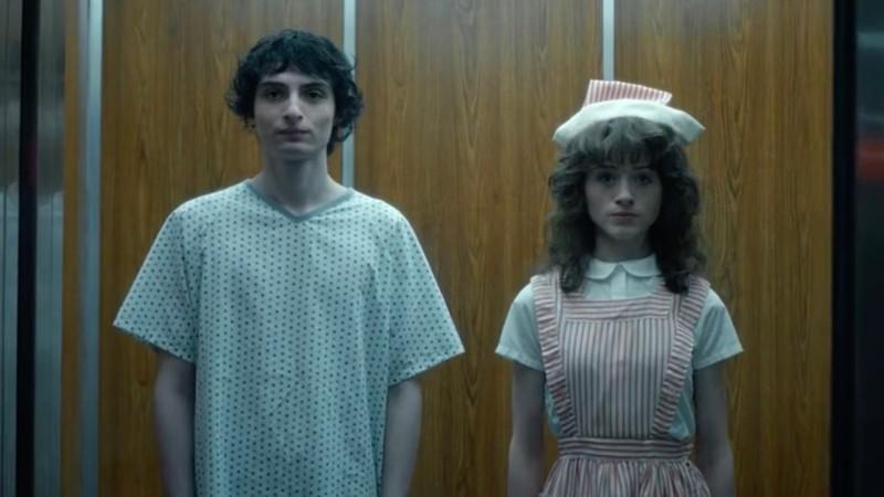 مایک و نانسی در لباس مبدل بیمار و پرستار در آسانسور بیمارستان از Stranger Things season 5 episode 2 - اطلاعات Stranger Things Season 5 زمان پخش