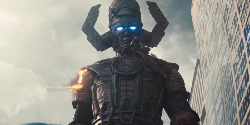 Galactus در حالی که آتش و یک کامیون به سمت او پرتاب می شود در The Fantastic Four: First Steps، نشان دهنده مواجهه با قدرت Galactus در Fantastic Four