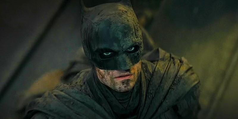 بروس وین رابرت پتینسون در The Batman مت ریوز به آسمان نگاه می کند - تحلیل فیلم The Batman