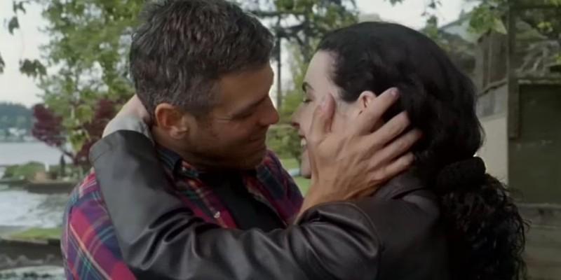 Doug and Carol smiling at each other and embracing on ER, بهترین زوج های سریال درام