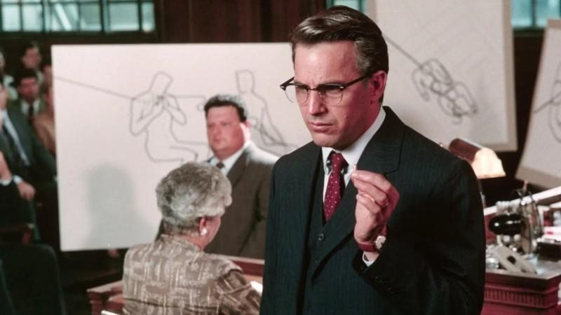 کوین کاستنر در فیلم JFK، از فیلم های غیر وسترن کوین کاستنر، در یک دادگاه جلوی شواهد صحبت می کند.