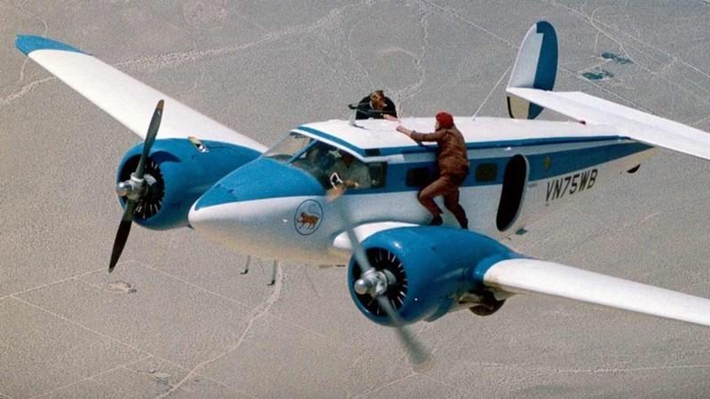 Bond and Kamal Khan's goon face off on a flying airplane in Octopussy, یک صحنه اکشن نجات بخش James Bond